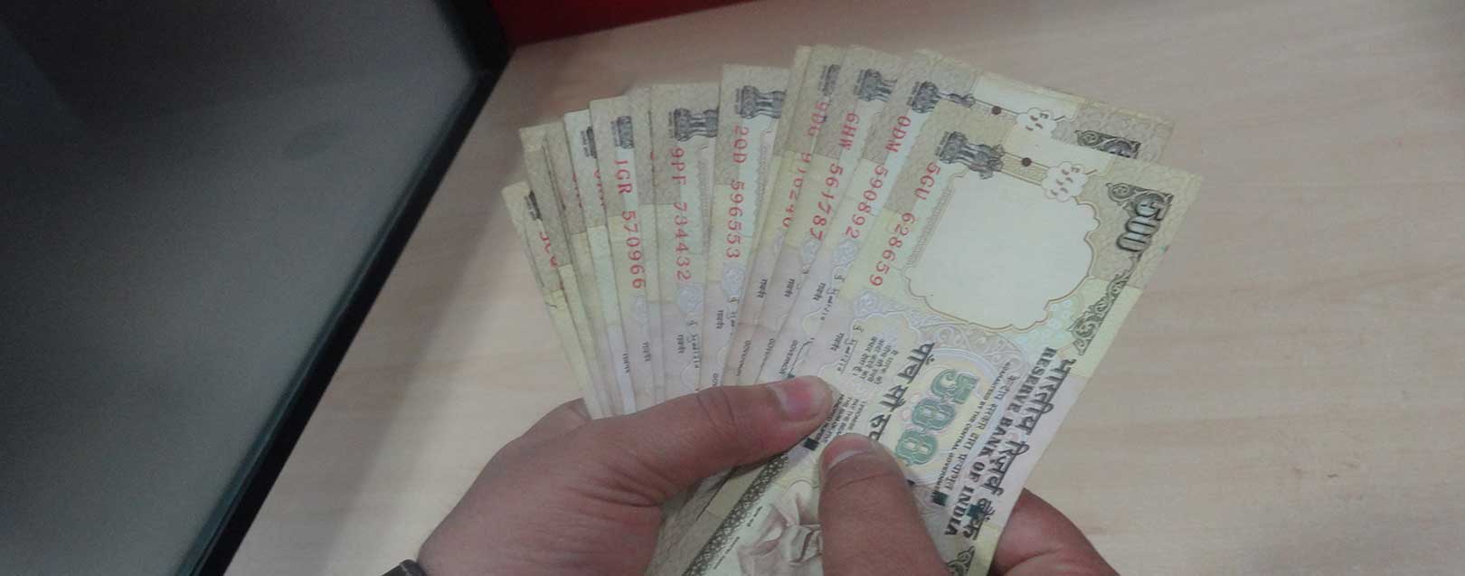Govt extends usage of 500 & 1000 notes till 24th Nov