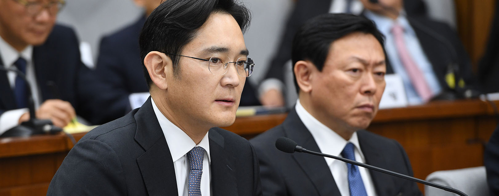 Arrest warrant sought for Samsung head in corruption scandal