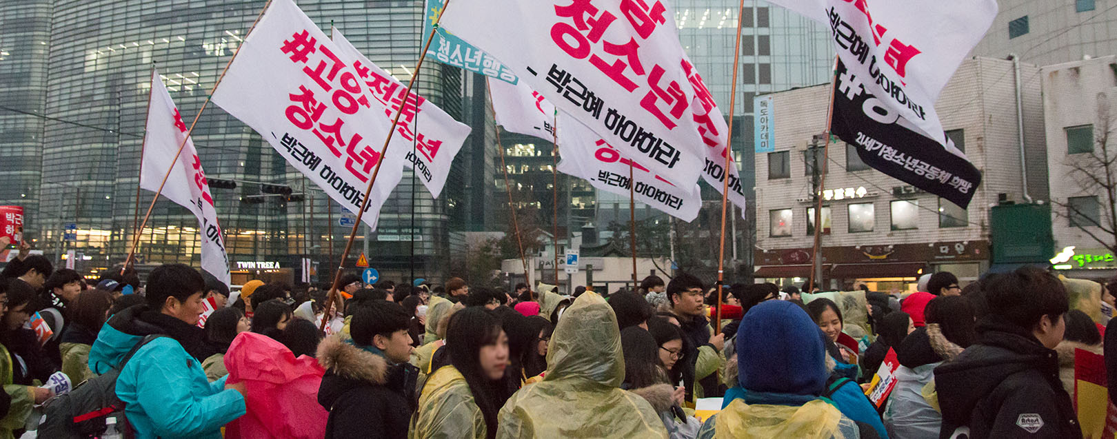 Park Geun-hye scandal slows South Korea's economy